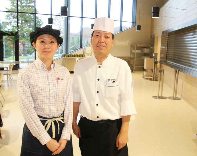 寮とカフェテリアの食事を担当する福士さん（左）と大友さん