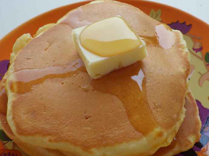 パンケーキは水で溶くよりふっくら、モチモチした焼き上がり。ホエーの酸味は感じません（レモン汁のホエーを使用）