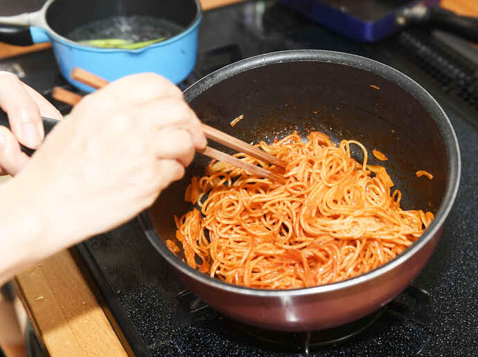 塩、コショウ、ケチャップで調味する