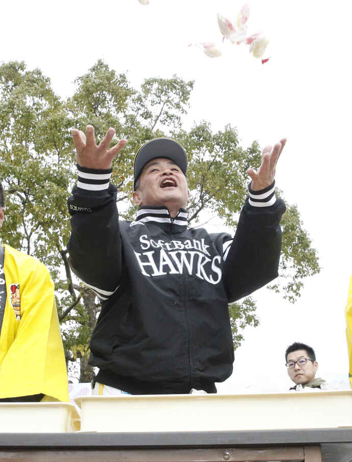 イベント会場で節分の餅をまく工藤公康監督（撮影・菊川光一）