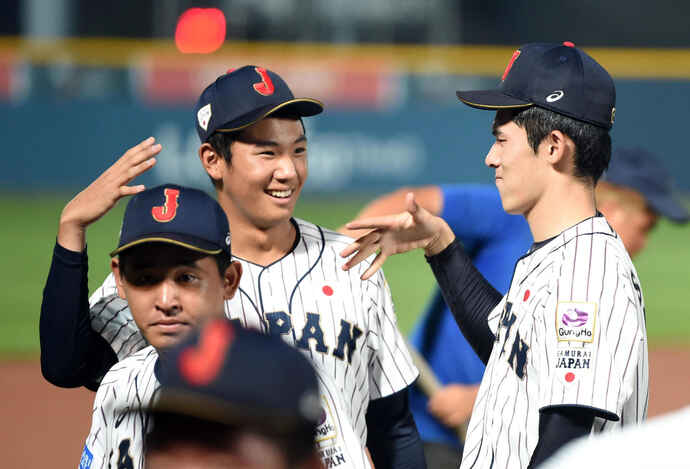 日本対カナダ　カナダに勝利しタッチを交わす奥川（左）と佐々木（撮影・横山健太）