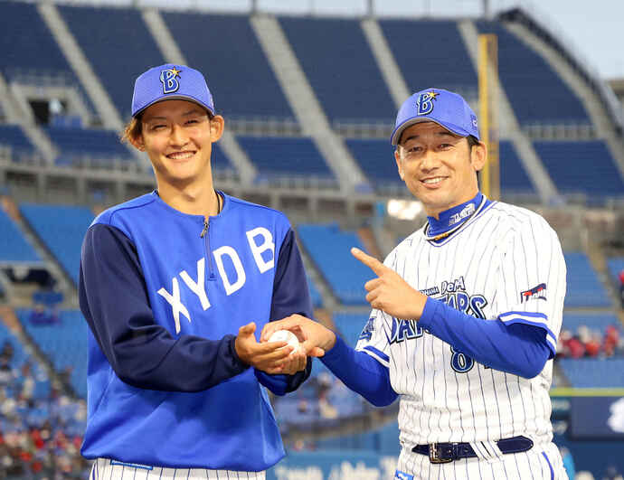 DeNA対広島 ウイニングボールを手に笑顔を見せるDeNA阪口(左)と三浦監督(撮影・鈴木正人)