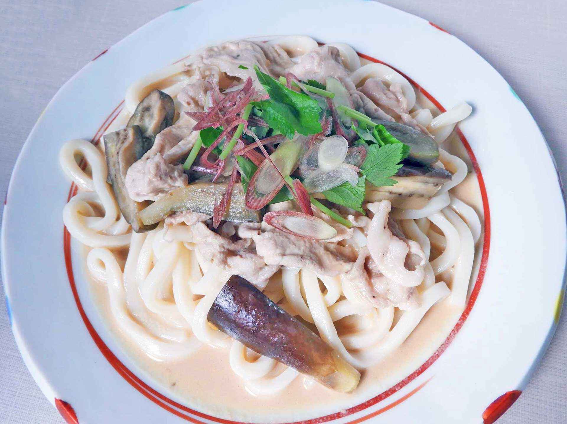 蒸しナスぶっかけゴマだれ冷やしうどん 梅雨のめんつゆ 4 旬を食べよう アスレシピ 蒸しナスぶっかけゴマだれ冷やしうどん 梅雨のめんつゆ 4 旬を食べよう アスレシピ