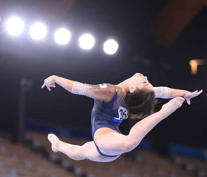 体操女子個人総合決勝、平均台で力強い演技を披露する村上（撮影・河野匠）